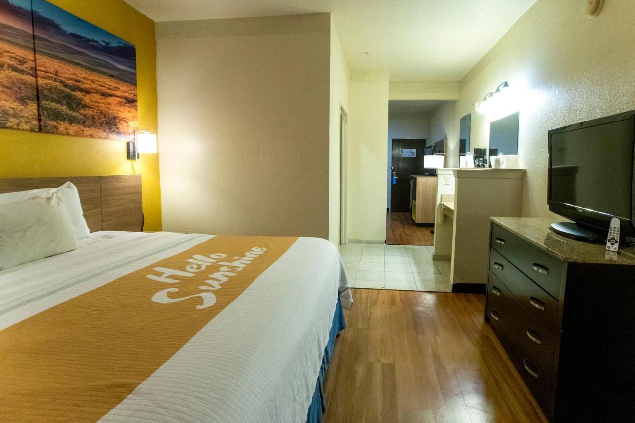 Days Inn & Suites By Wyndham Houston North/Aldine Екстериор снимка