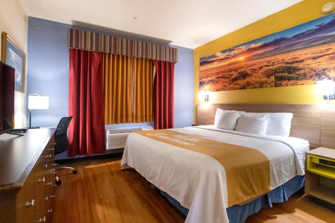 Days Inn & Suites By Wyndham Houston North/Aldine Екстериор снимка