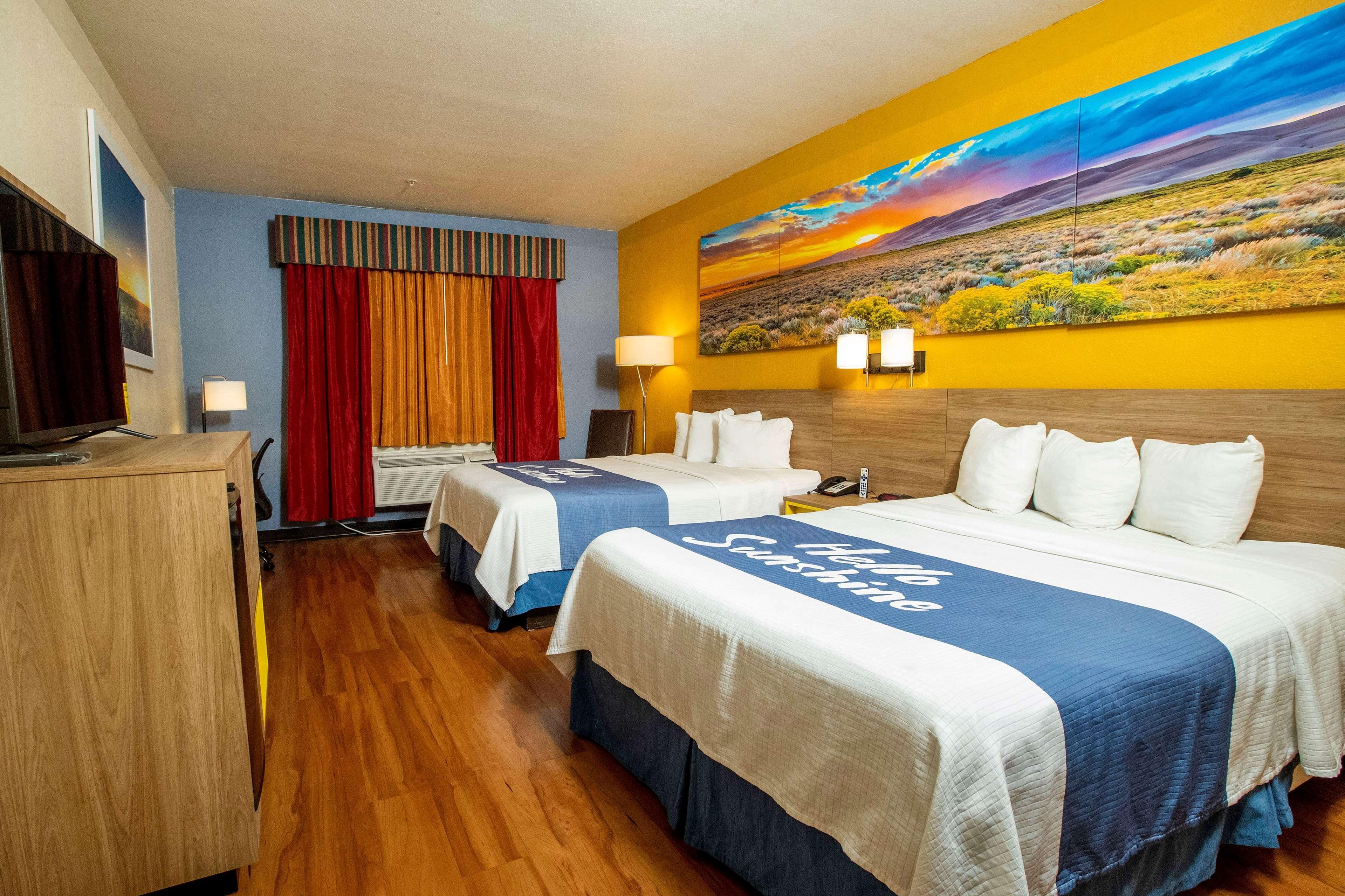 Days Inn & Suites By Wyndham Houston North/Aldine Екстериор снимка