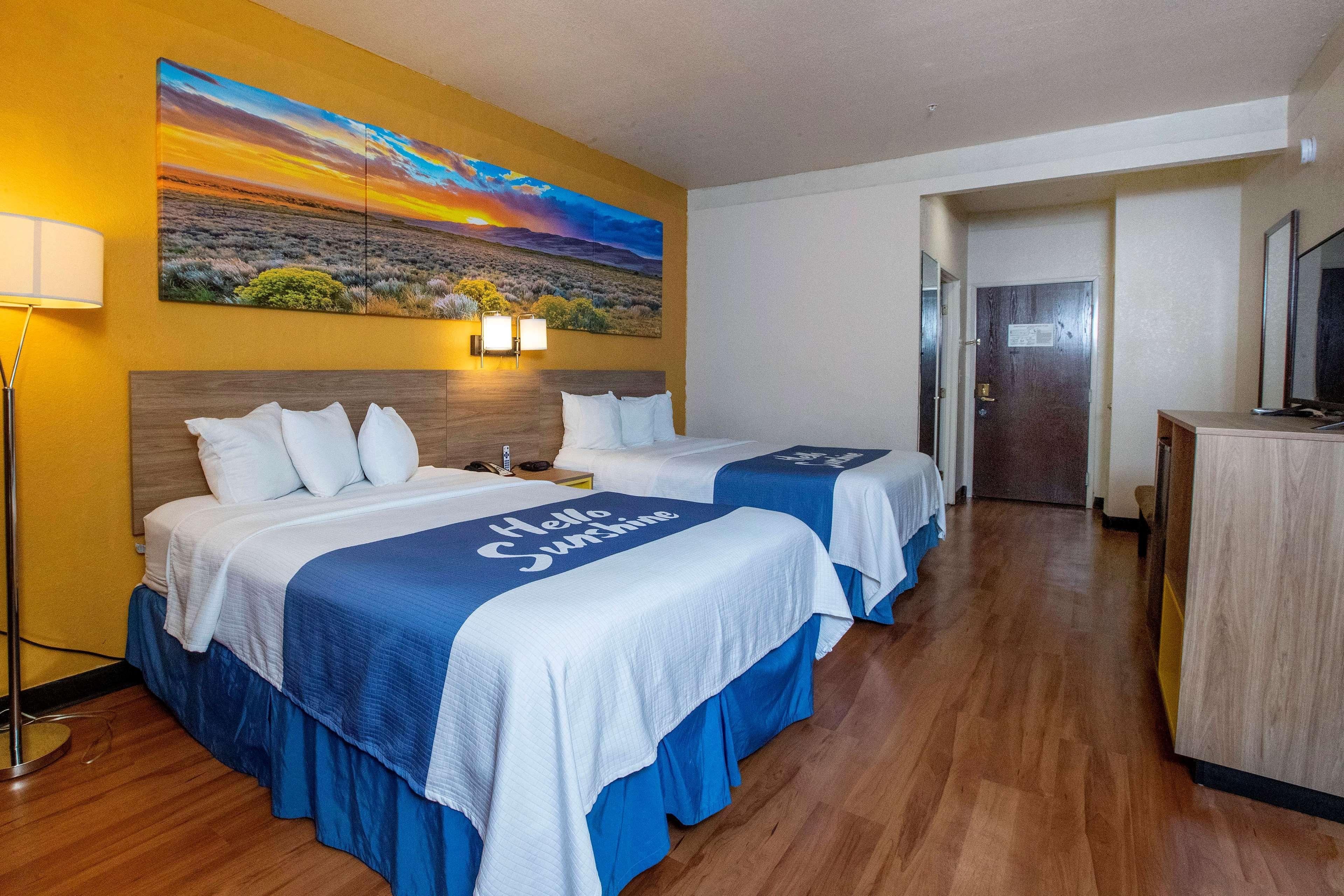 Days Inn & Suites By Wyndham Houston North/Aldine Екстериор снимка