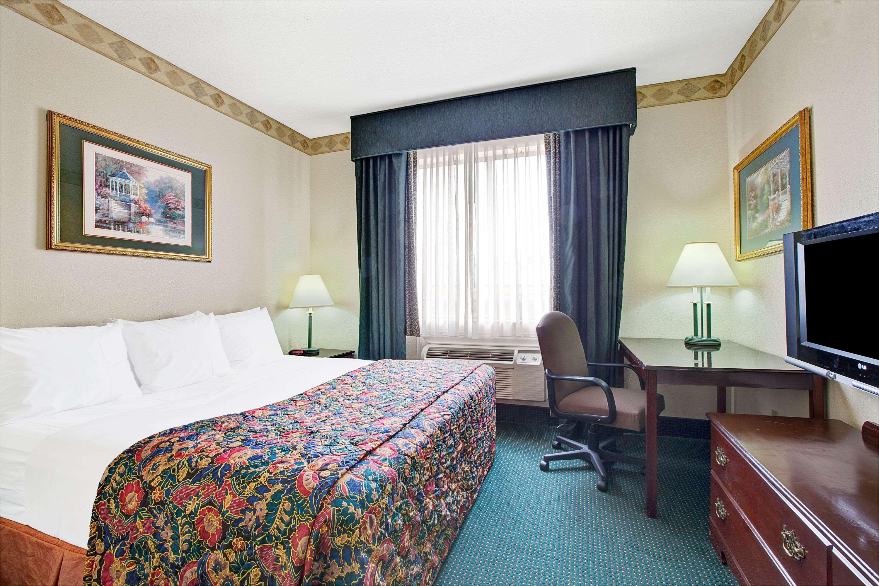 Days Inn & Suites By Wyndham Houston North/Aldine Екстериор снимка