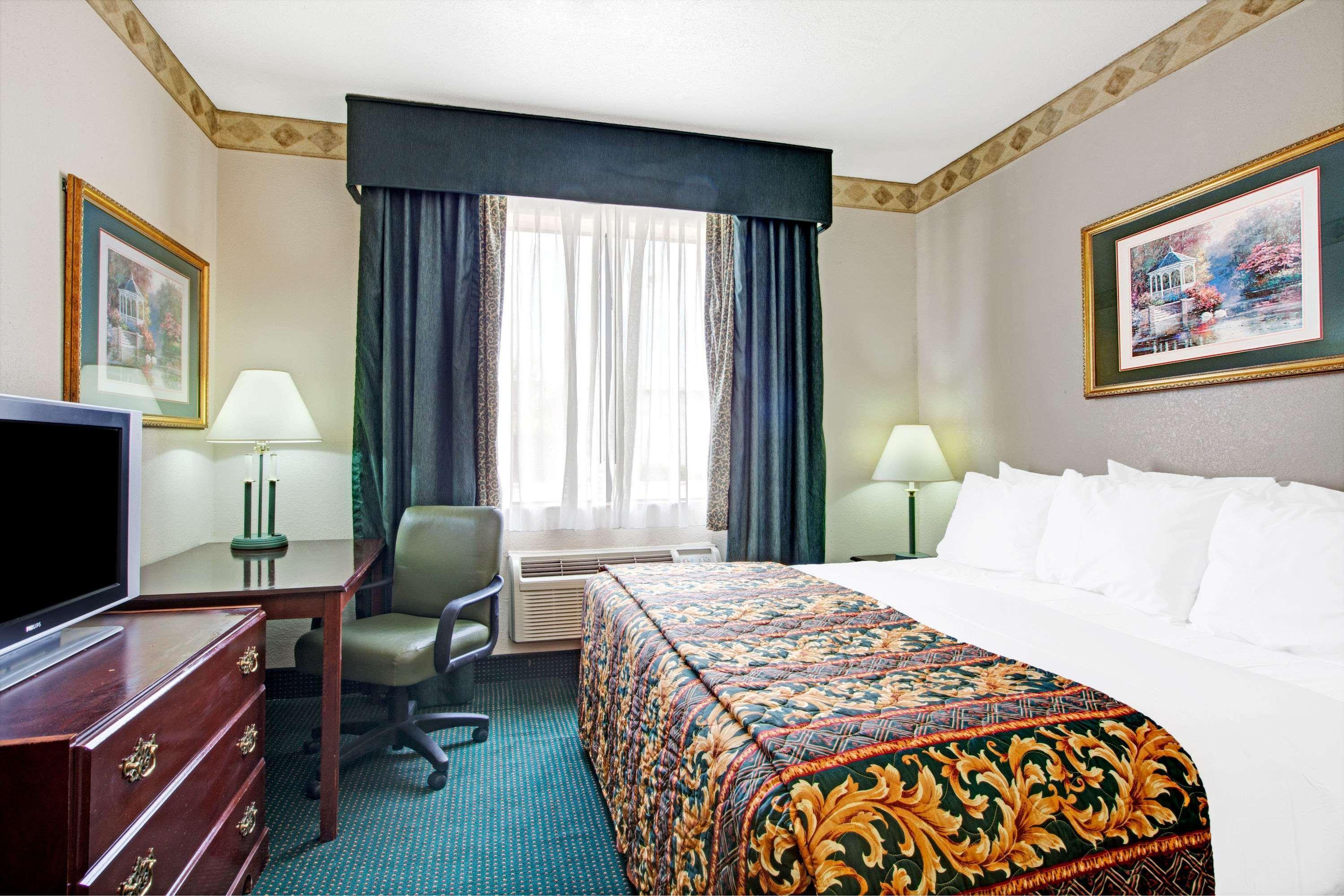 Days Inn & Suites By Wyndham Houston North/Aldine Екстериор снимка