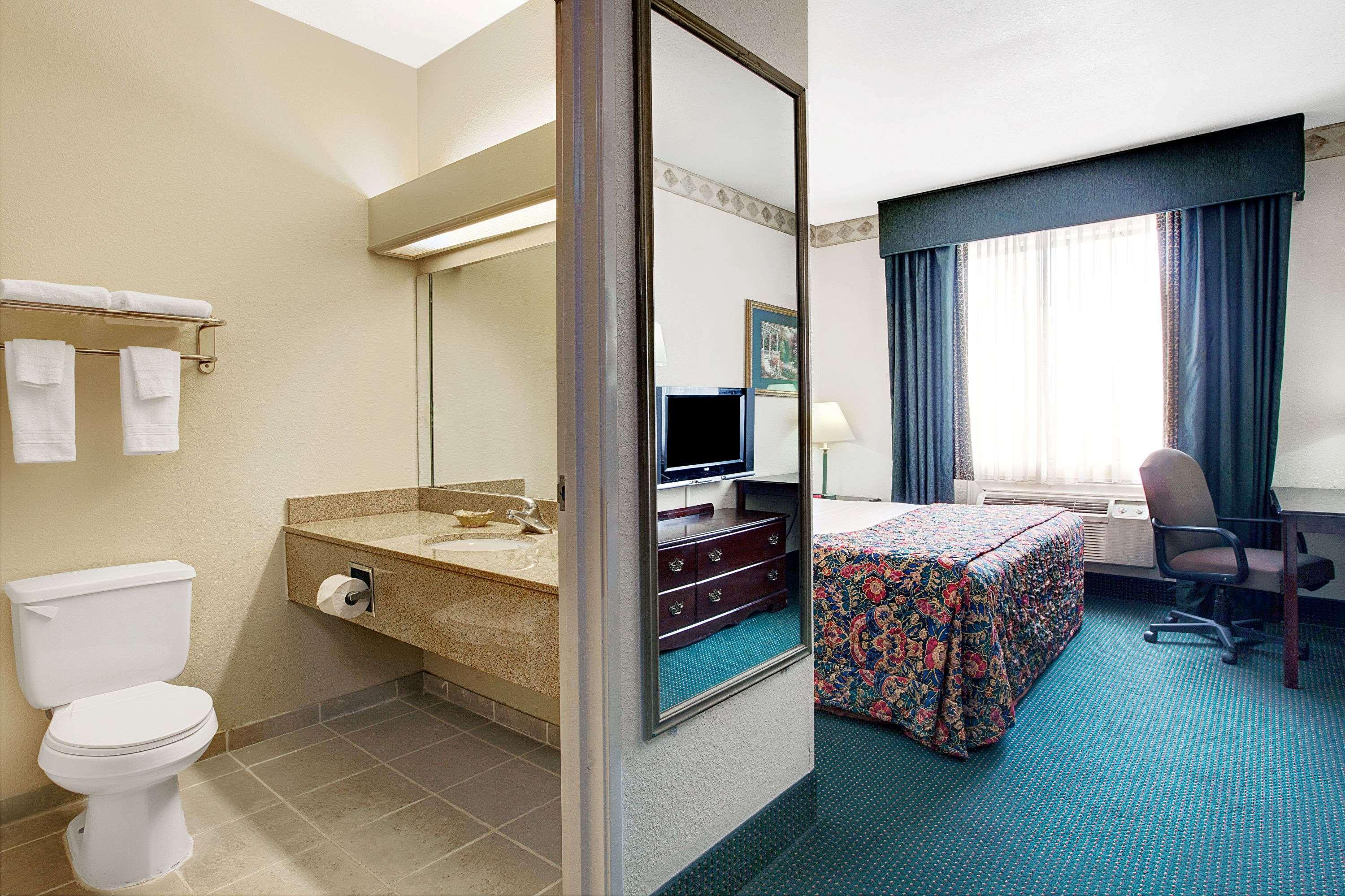 Days Inn & Suites By Wyndham Houston North/Aldine Екстериор снимка
