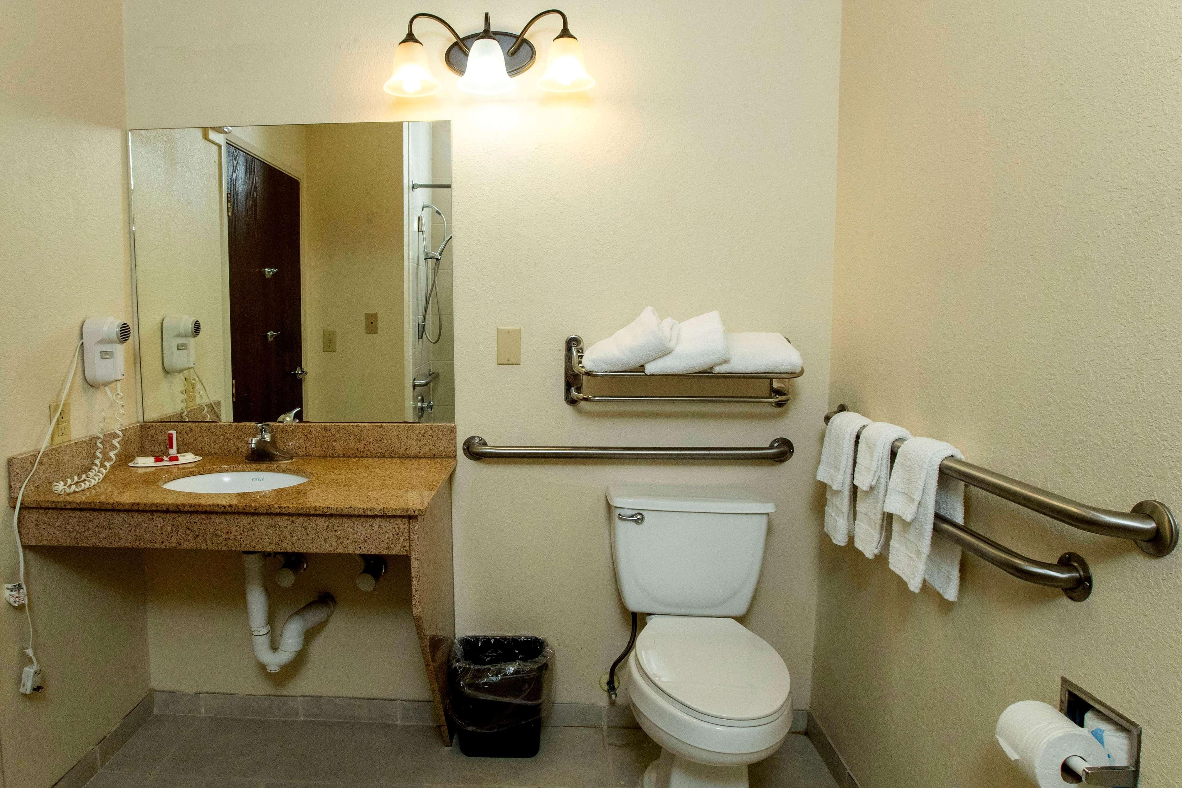 Days Inn & Suites By Wyndham Houston North/Aldine Екстериор снимка