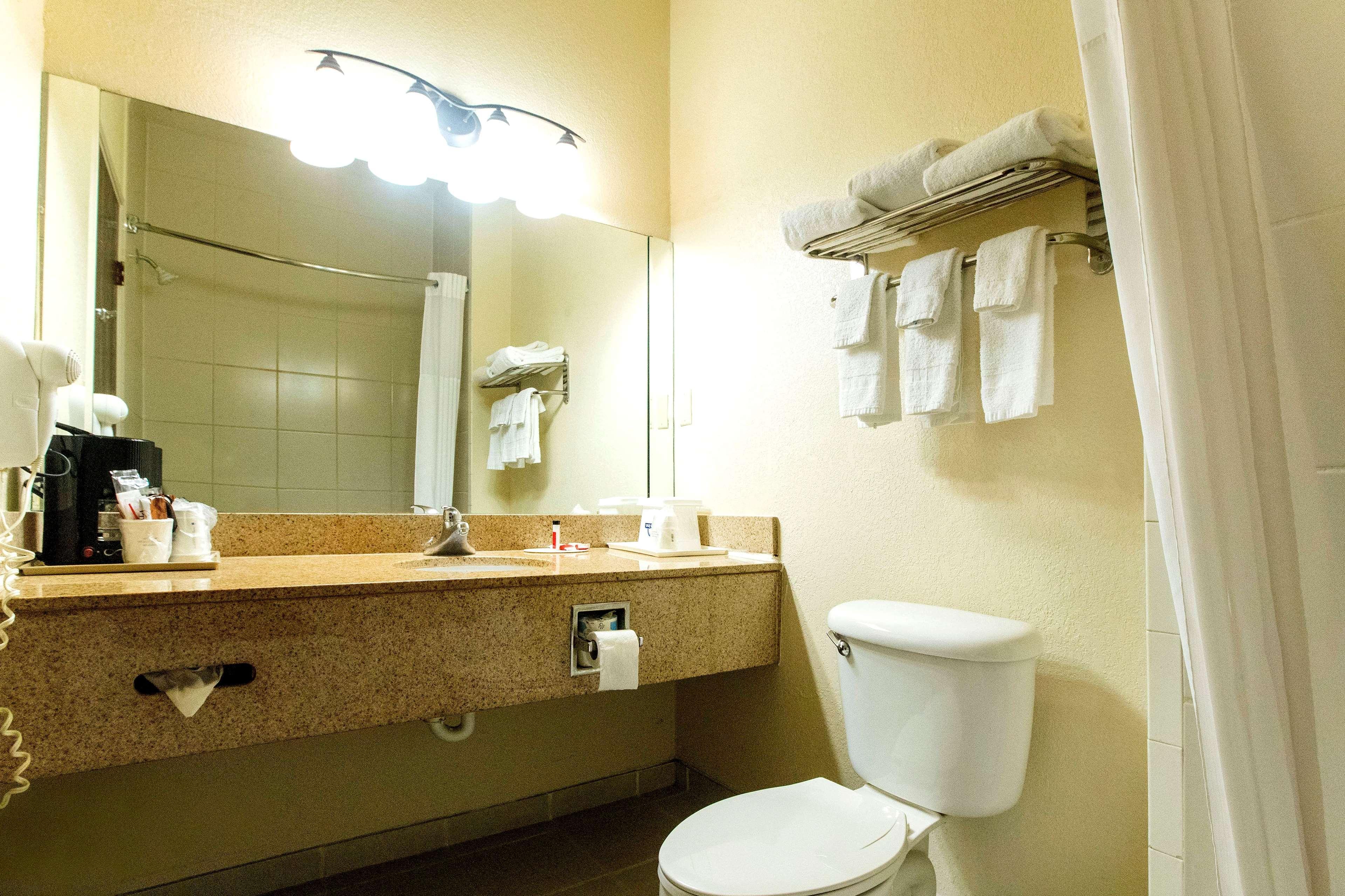 Days Inn & Suites By Wyndham Houston North/Aldine Екстериор снимка