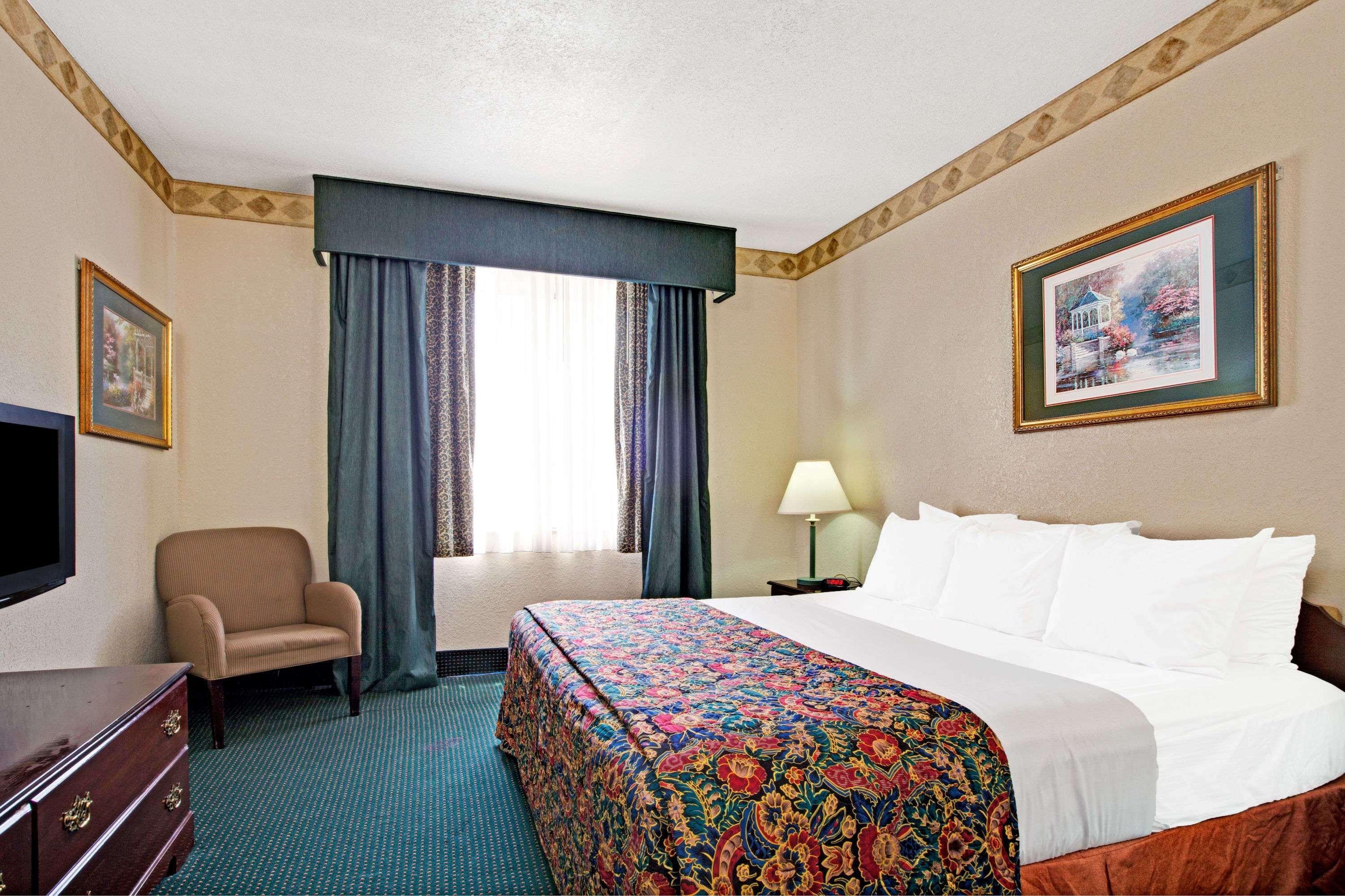 Days Inn & Suites By Wyndham Houston North/Aldine Екстериор снимка