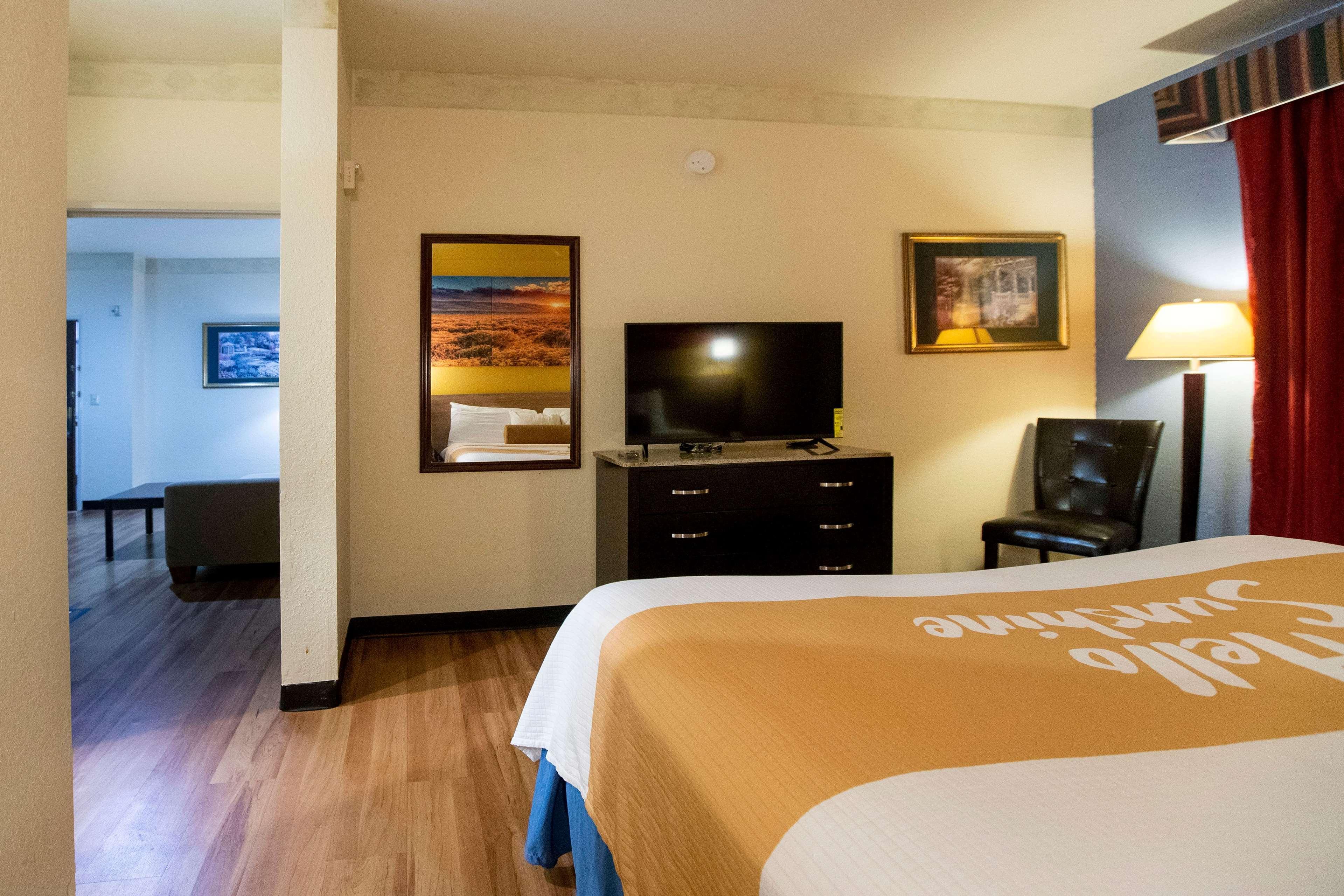 Days Inn & Suites By Wyndham Houston North/Aldine Екстериор снимка
