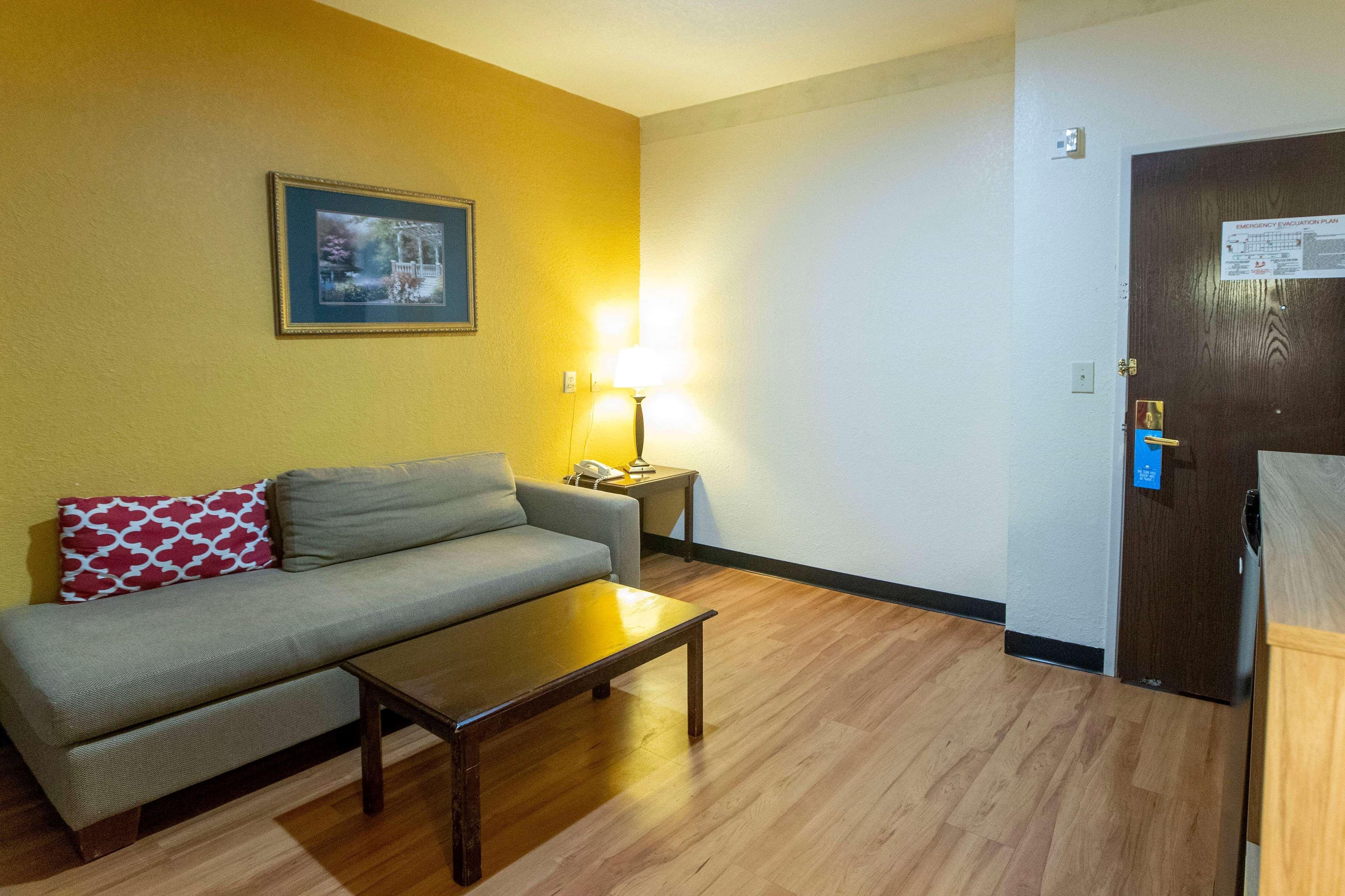 Days Inn & Suites By Wyndham Houston North/Aldine Екстериор снимка