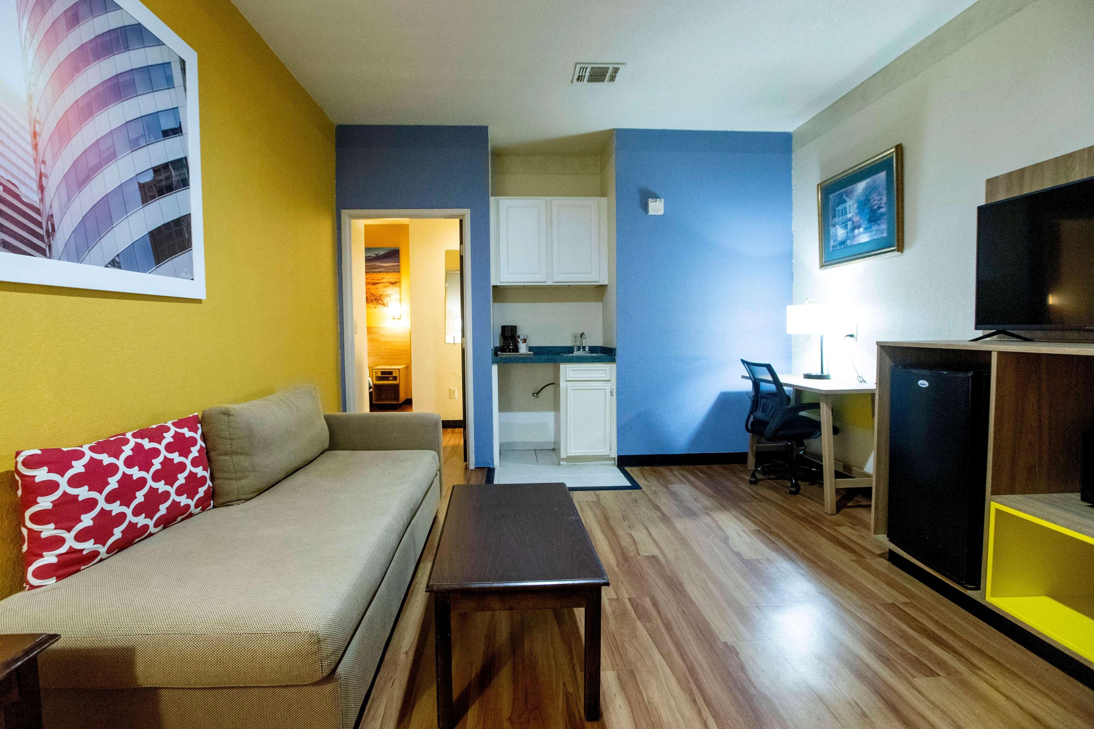 Days Inn & Suites By Wyndham Houston North/Aldine Екстериор снимка