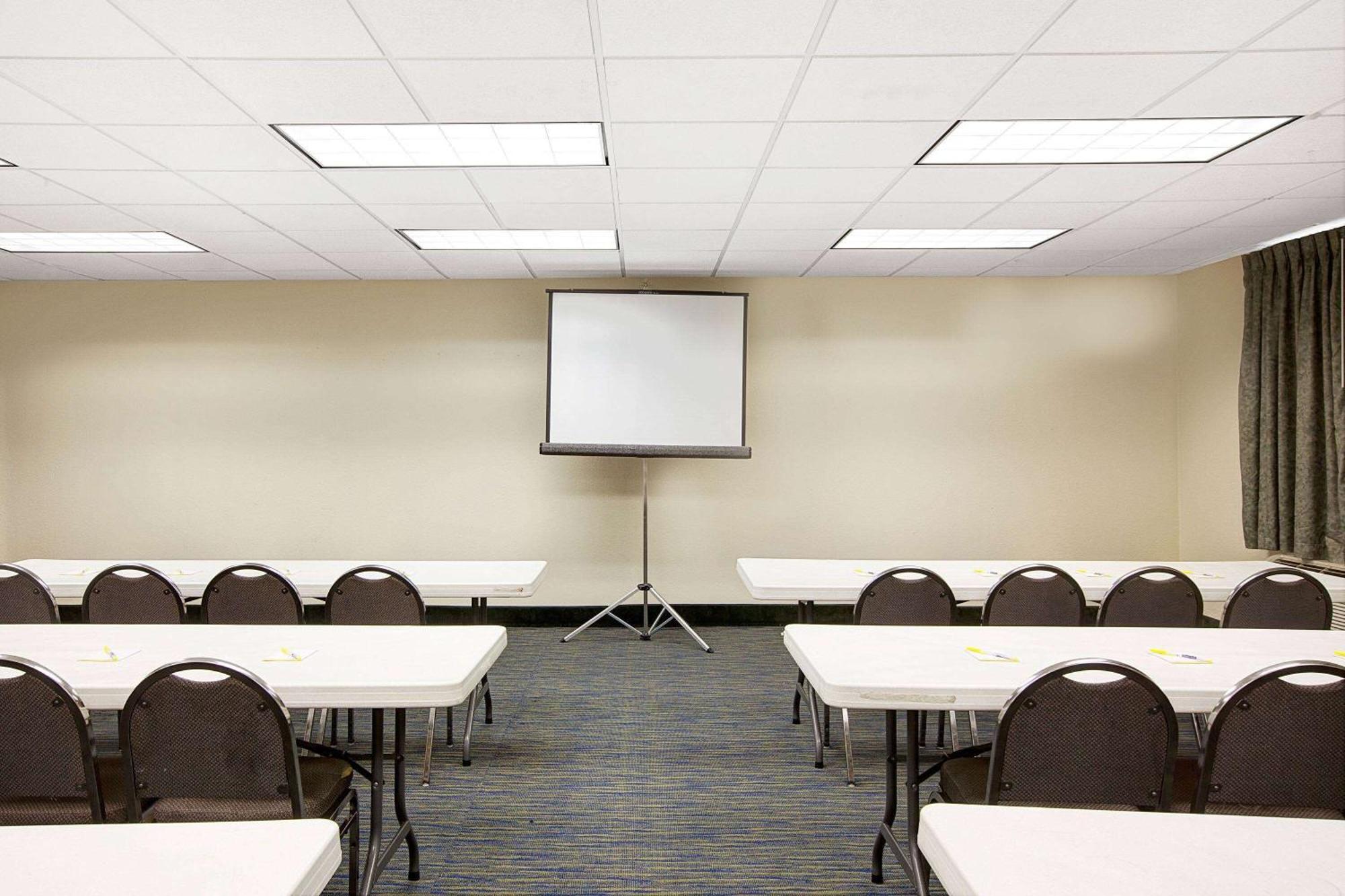 Days Inn & Suites By Wyndham Houston North/Aldine Екстериор снимка