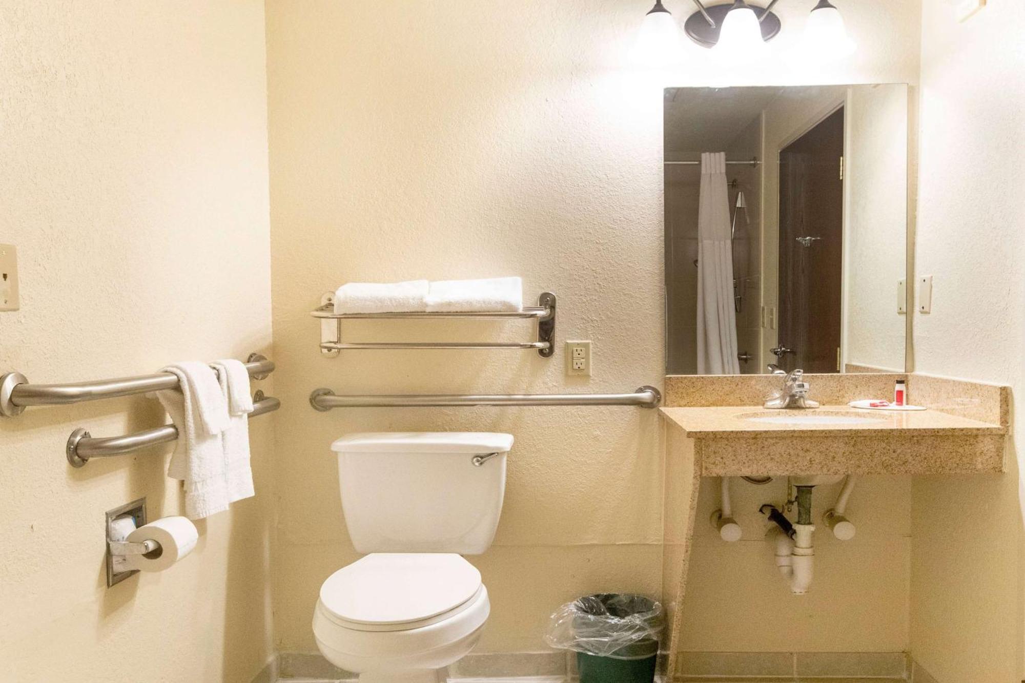 Days Inn & Suites By Wyndham Houston North/Aldine Екстериор снимка