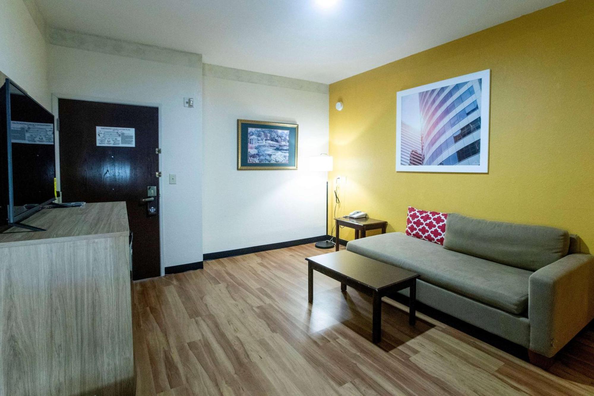 Days Inn & Suites By Wyndham Houston North/Aldine Екстериор снимка