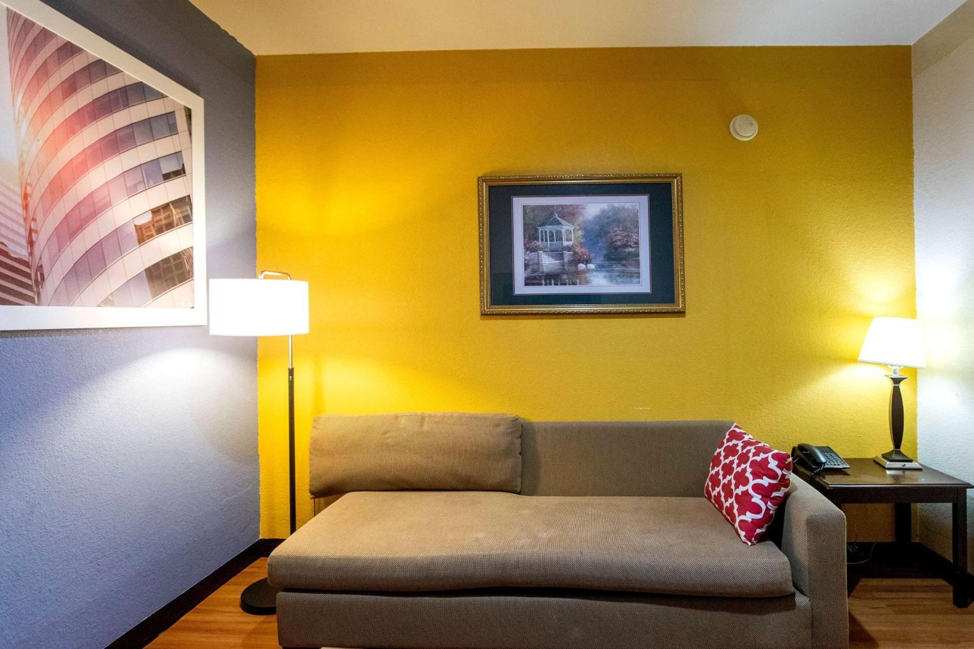 Days Inn & Suites By Wyndham Houston North/Aldine Екстериор снимка