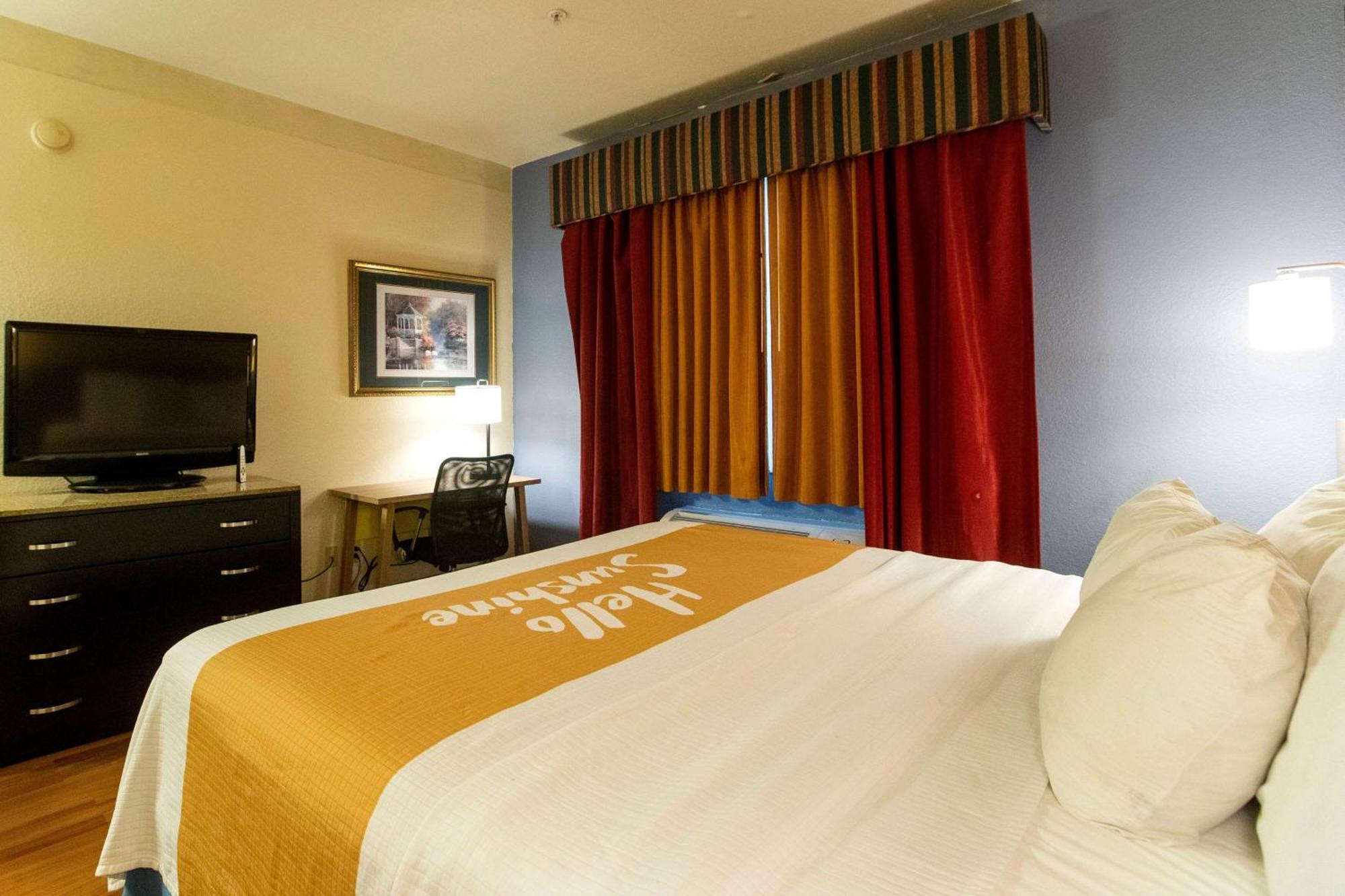 Days Inn & Suites By Wyndham Houston North/Aldine Екстериор снимка
