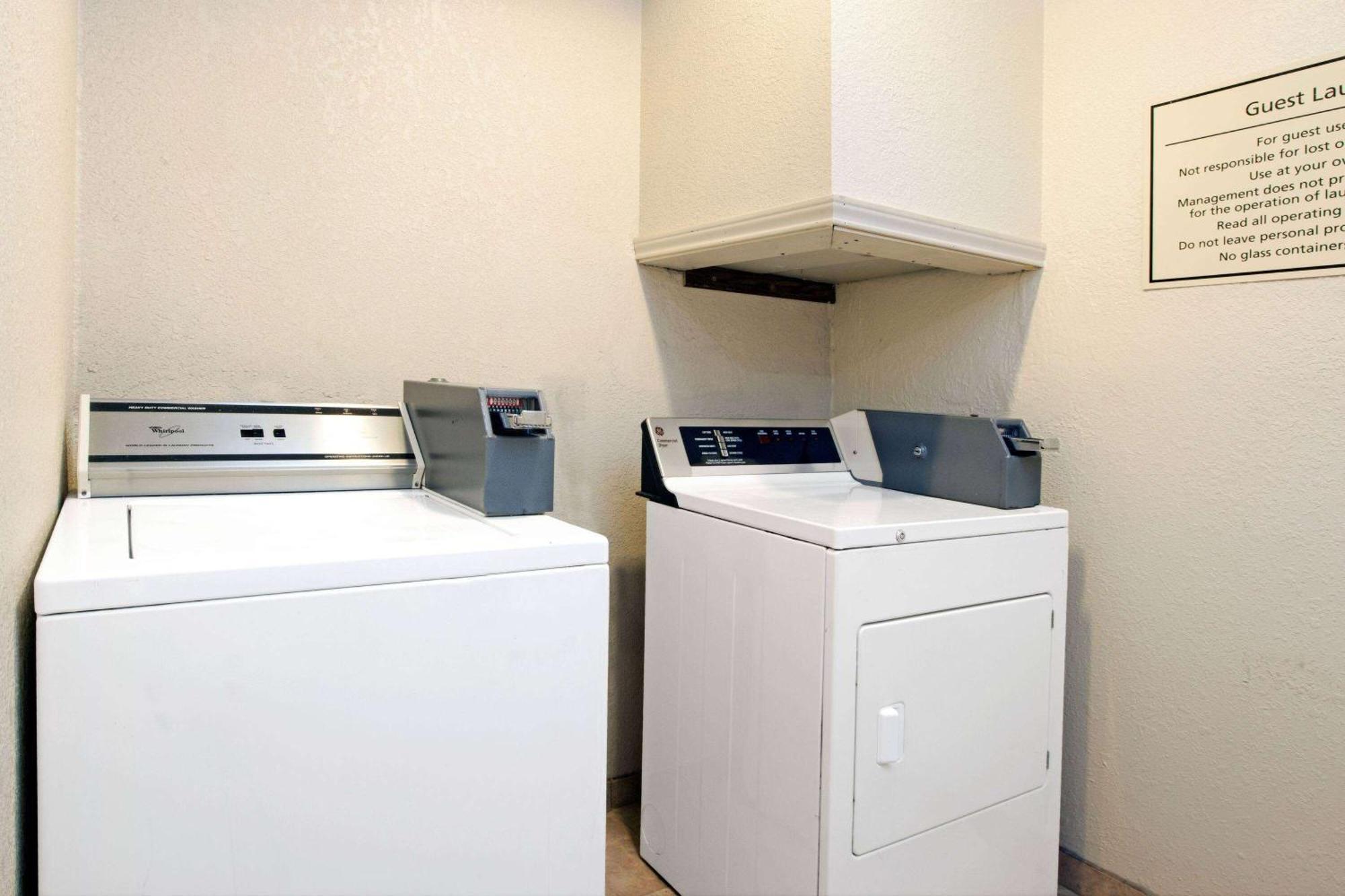 Days Inn & Suites By Wyndham Houston North/Aldine Екстериор снимка