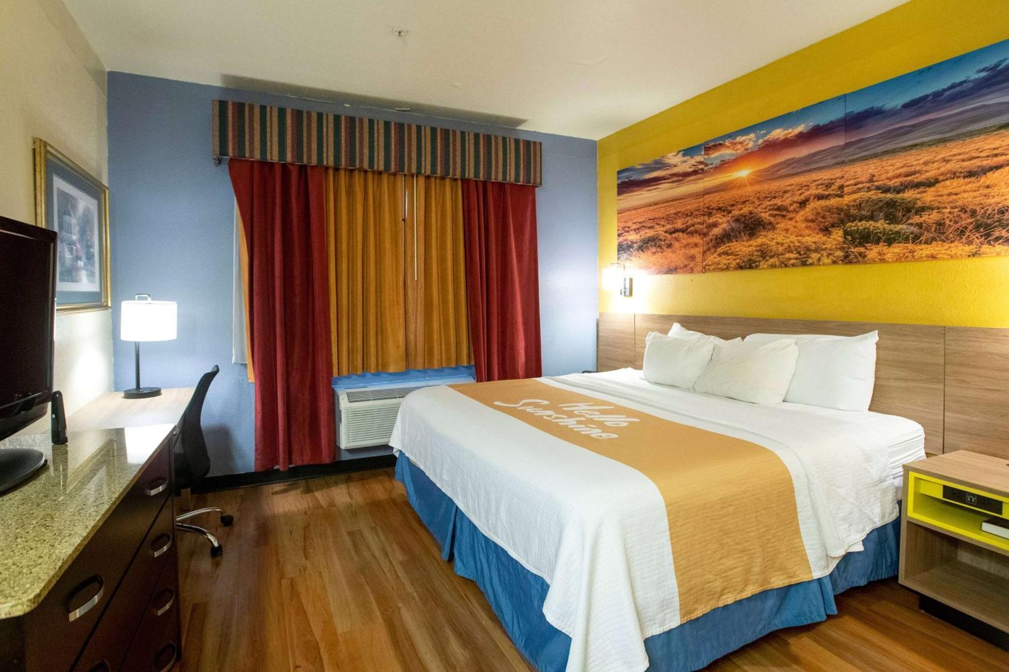 Days Inn & Suites By Wyndham Houston North/Aldine Екстериор снимка