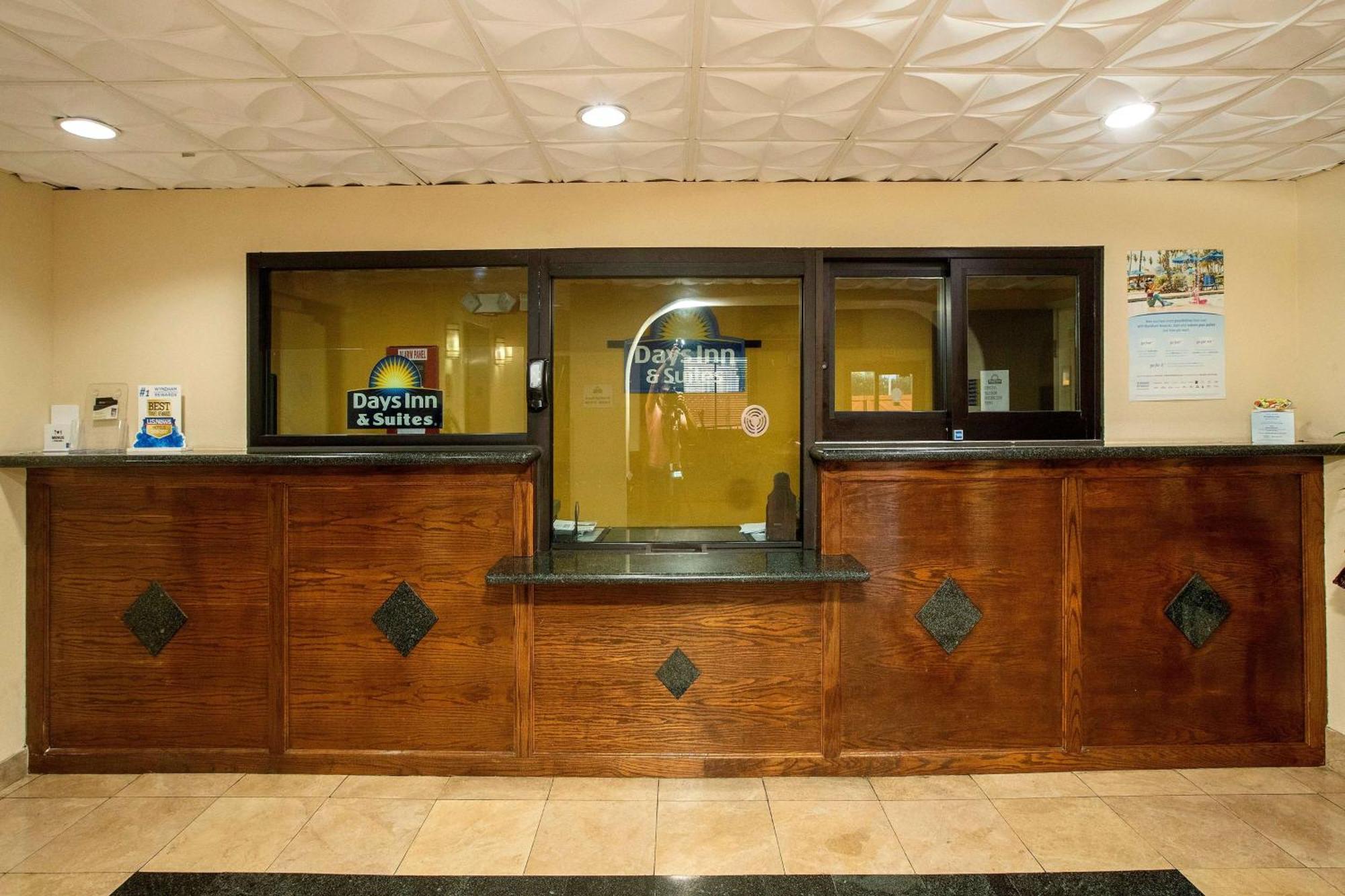 Days Inn & Suites By Wyndham Houston North/Aldine Екстериор снимка