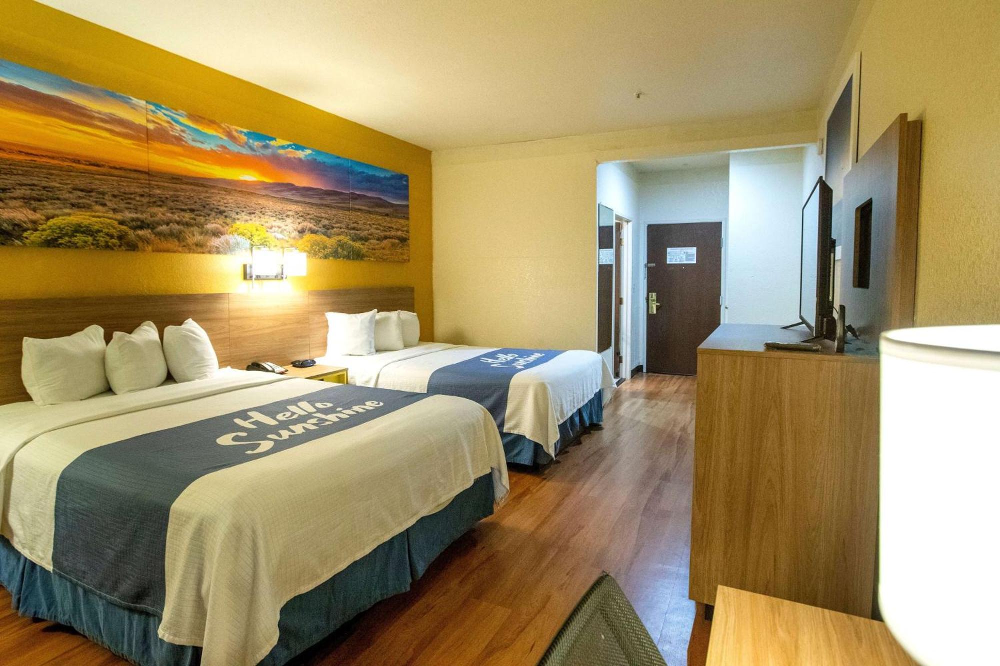 Days Inn & Suites By Wyndham Houston North/Aldine Екстериор снимка
