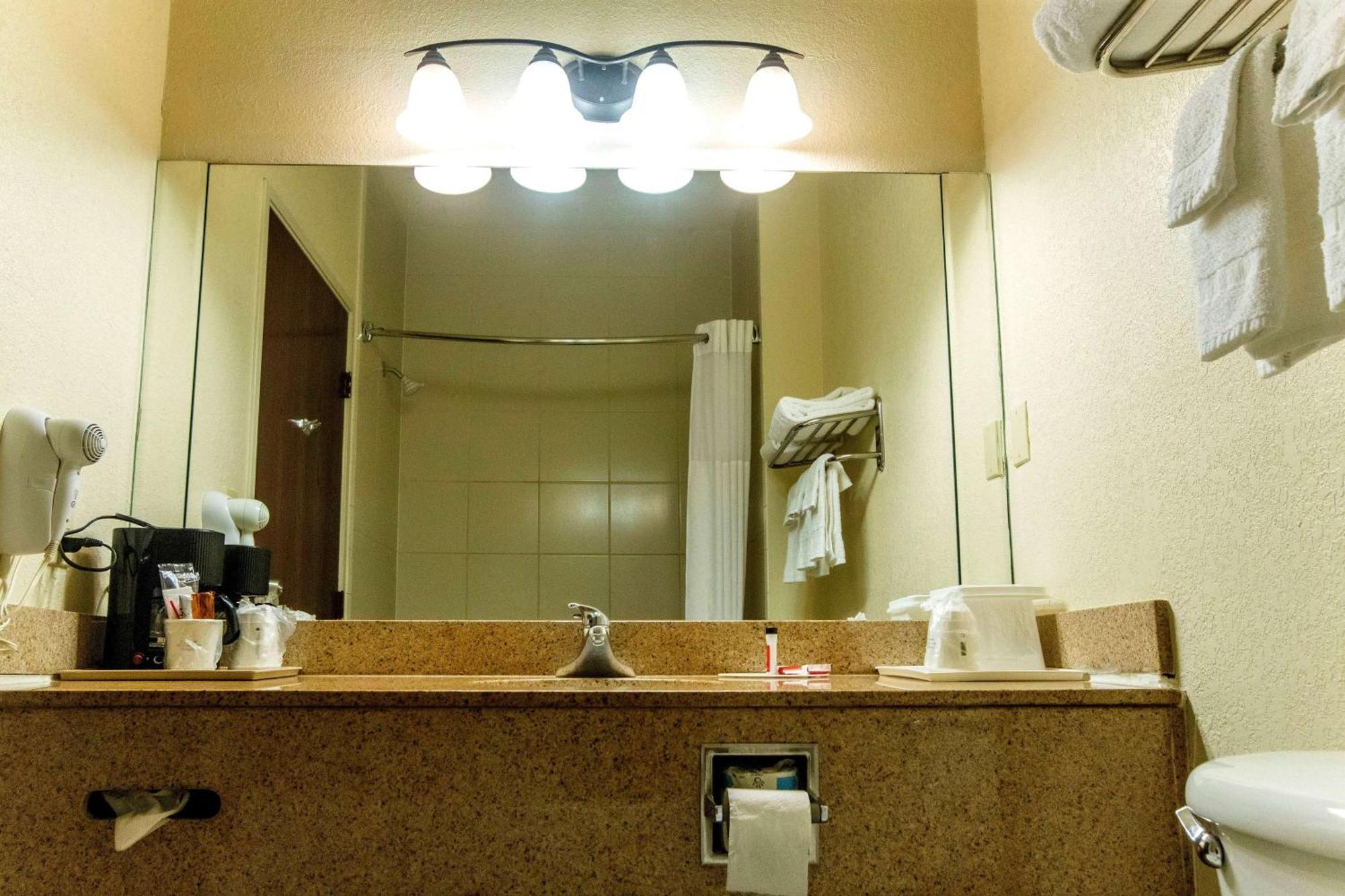 Days Inn & Suites By Wyndham Houston North/Aldine Екстериор снимка