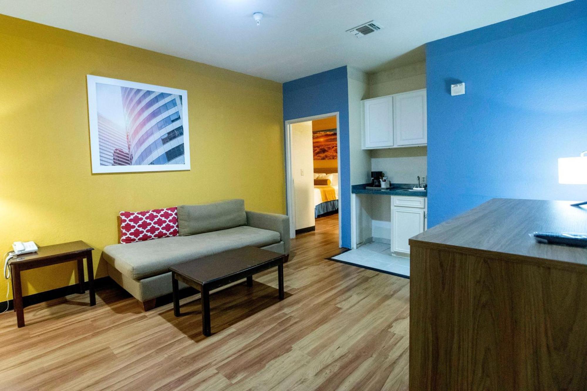Days Inn & Suites By Wyndham Houston North/Aldine Екстериор снимка