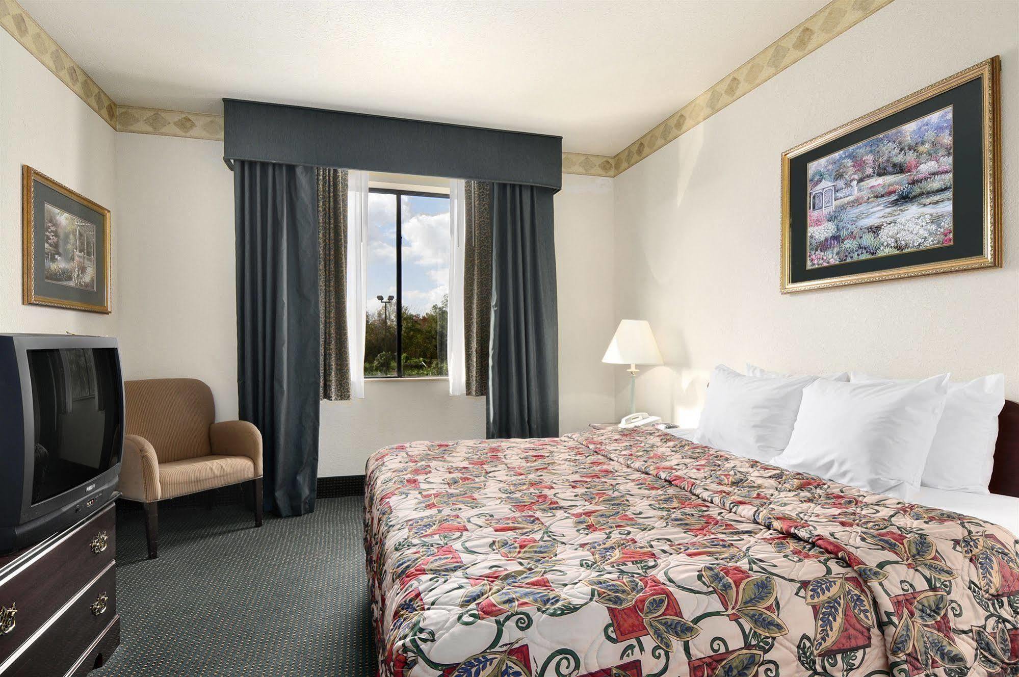 Days Inn & Suites By Wyndham Houston North/Aldine Екстериор снимка