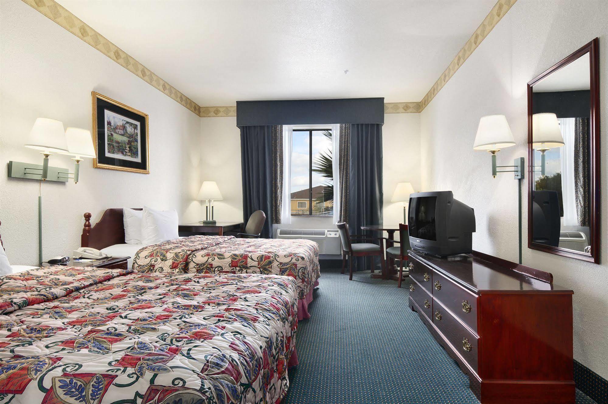 Days Inn & Suites By Wyndham Houston North/Aldine Стая снимка