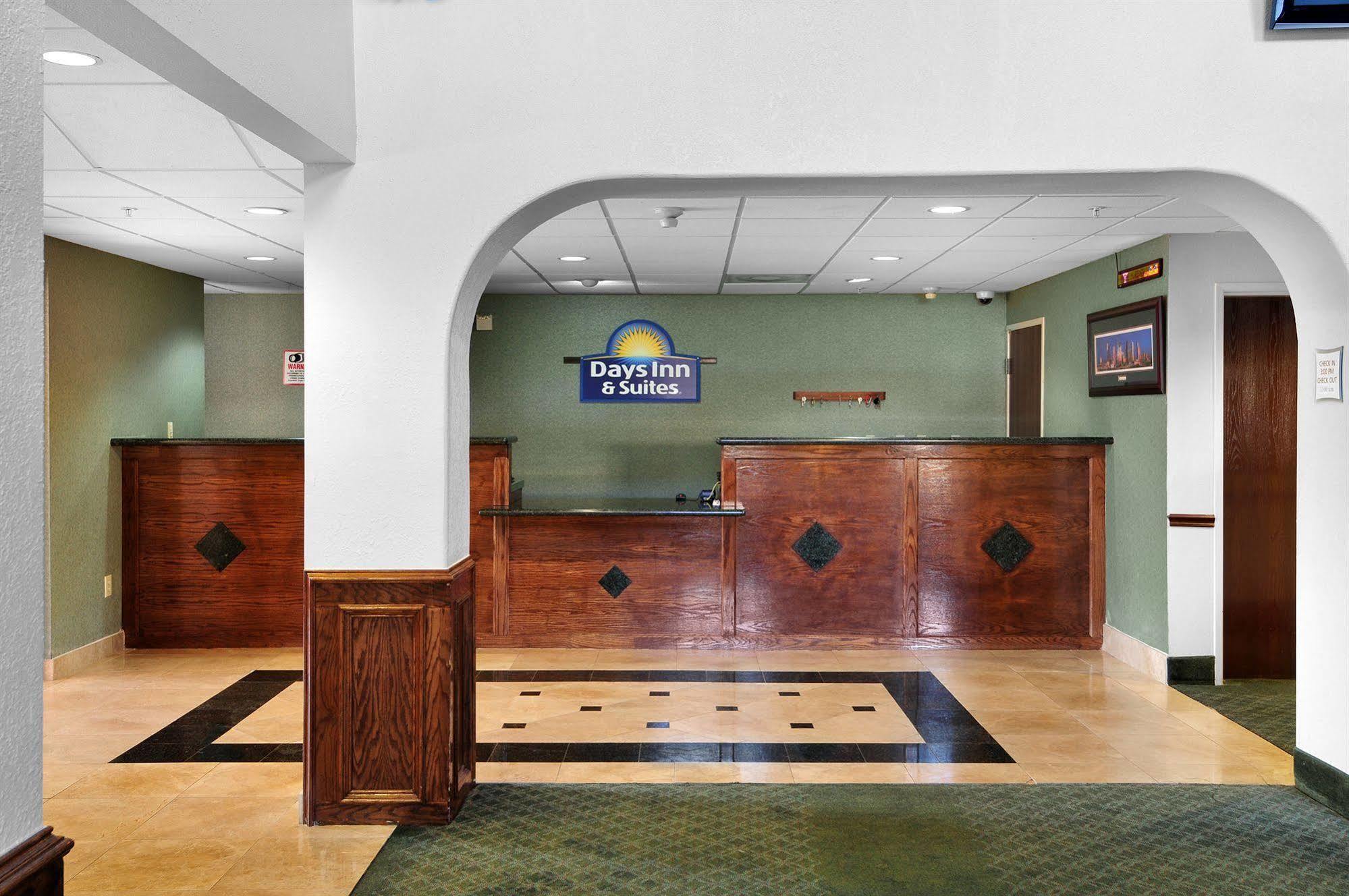 Days Inn & Suites By Wyndham Houston North/Aldine Екстериор снимка